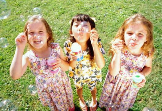 Günstige freundlicher neue blasiert blasen spielzeug, draussen spielzeug , zufällige farbe (keine blasiert wasser)