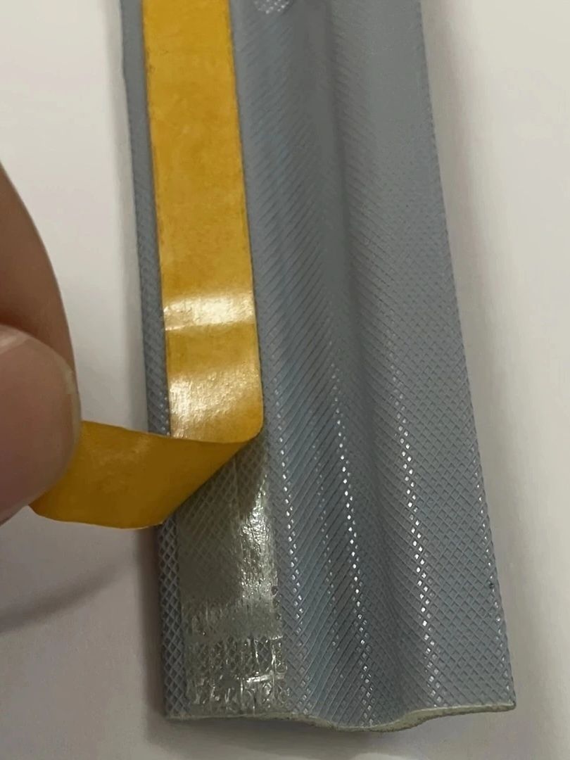 Striscia sigillante per fessure per finestre, spellatura autoadesiva resistente alle intemperie per porte e finestre, striscia sigillante insonorizzata per finestre