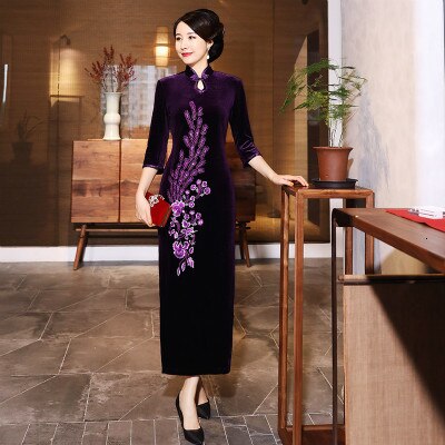 Sheng coco velour lilla cheongsam kjole påfugl blomster broderede høje arkiver lang qipao kinesisk kjole kvinder tøj: Lilla lang qipao / L