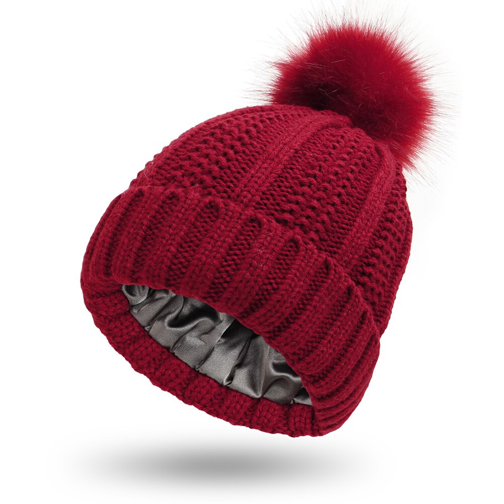 Gorros de satén con forro de seda para mujer, gorros de punto con pompón de piel sintética, para invierno: wine red