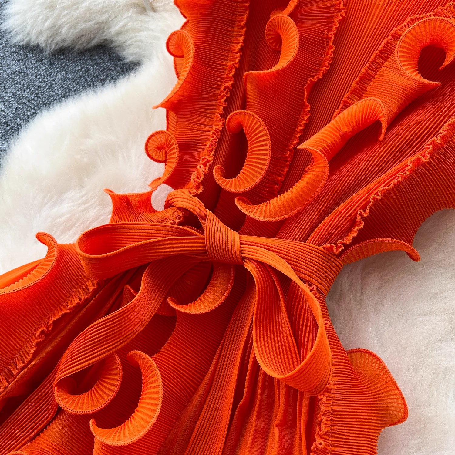Luksuriøse miyake 3d flæser, plisserede kjoler med graduerede farver til kvinder, v-hals, høj elastisk snørebælte, boho-kåbe, festtøj