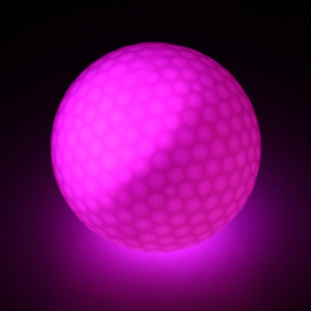 1 kpl pimeässä hohtava led-valo, virallisen kokoinen golfpallo,  - 6 väriä