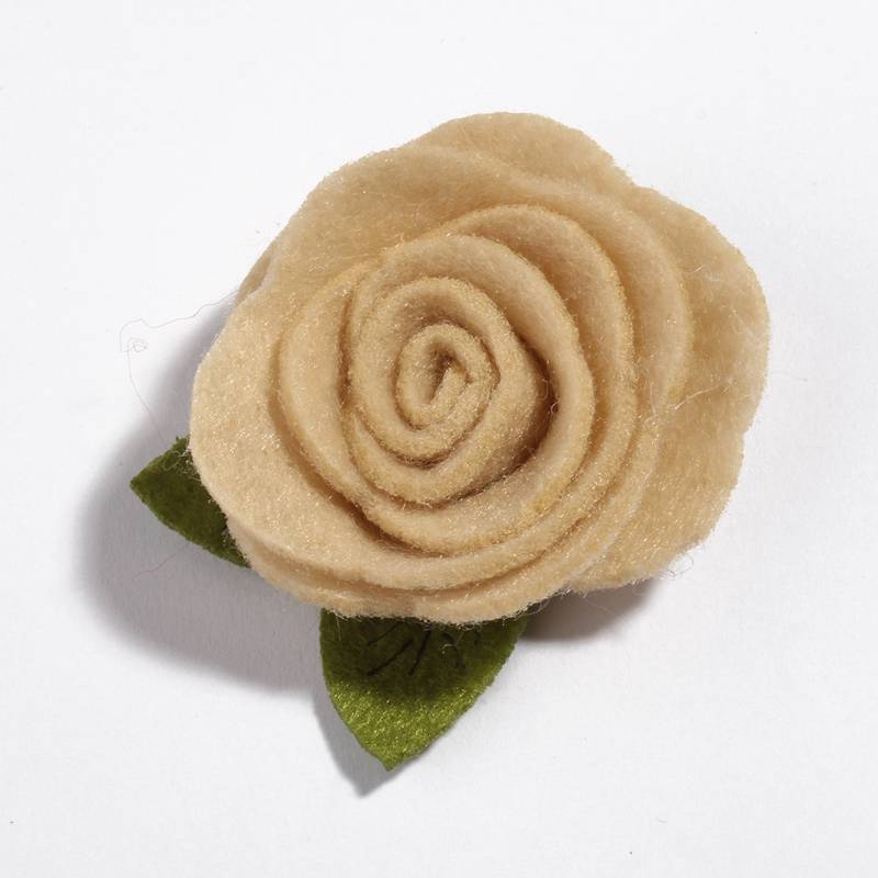Flores de tela no tejidas de fieltro con hojas verdes para la cabeza, accesorios para el cabello, rosas enrolladas bonitas, 5CM, 10 Uds.: J / With Clip