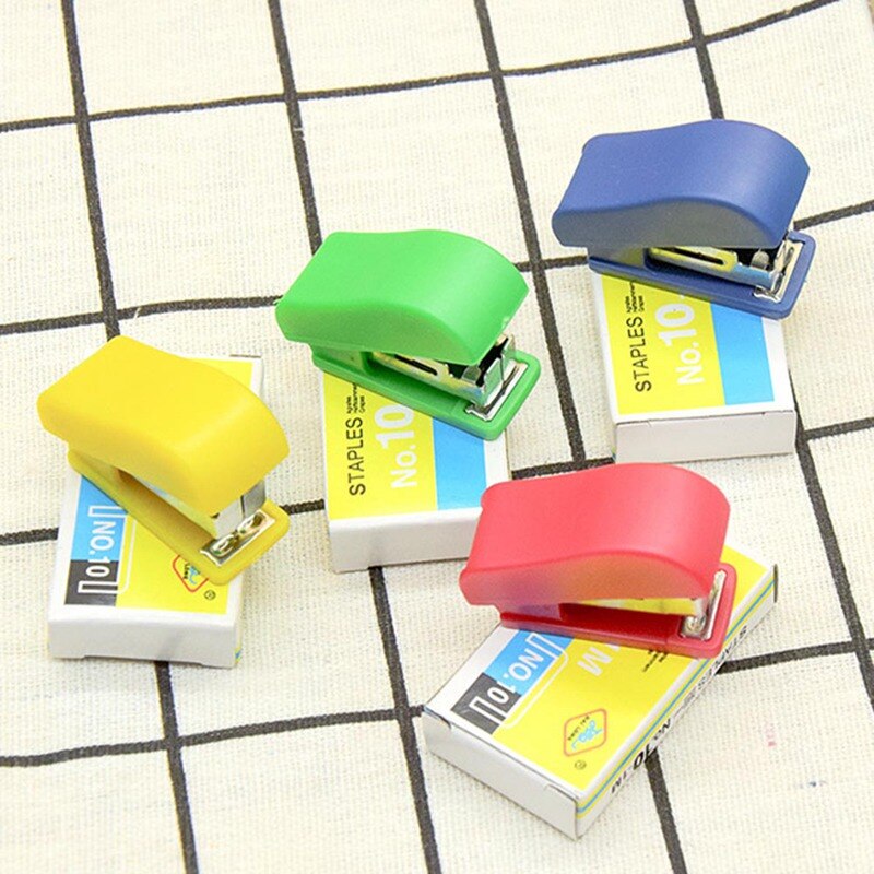 1 sæt kontor hæftemaskine små bærbare hæfteklammer sæt kontorbind papirvarer studerende farve tilfældig