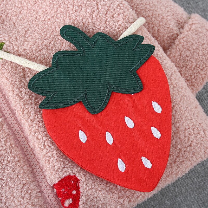 Abrigo de manga larga para niñas pequeñas, de otoño e invierno, bonito bordado de fresa, chaqueta cálida de terciopelo grande, chaqueta cálida de