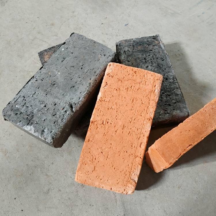 Simulation bricks, solid bricks for film and television props, show bricks with bare hands, the crew filming concubine bricks