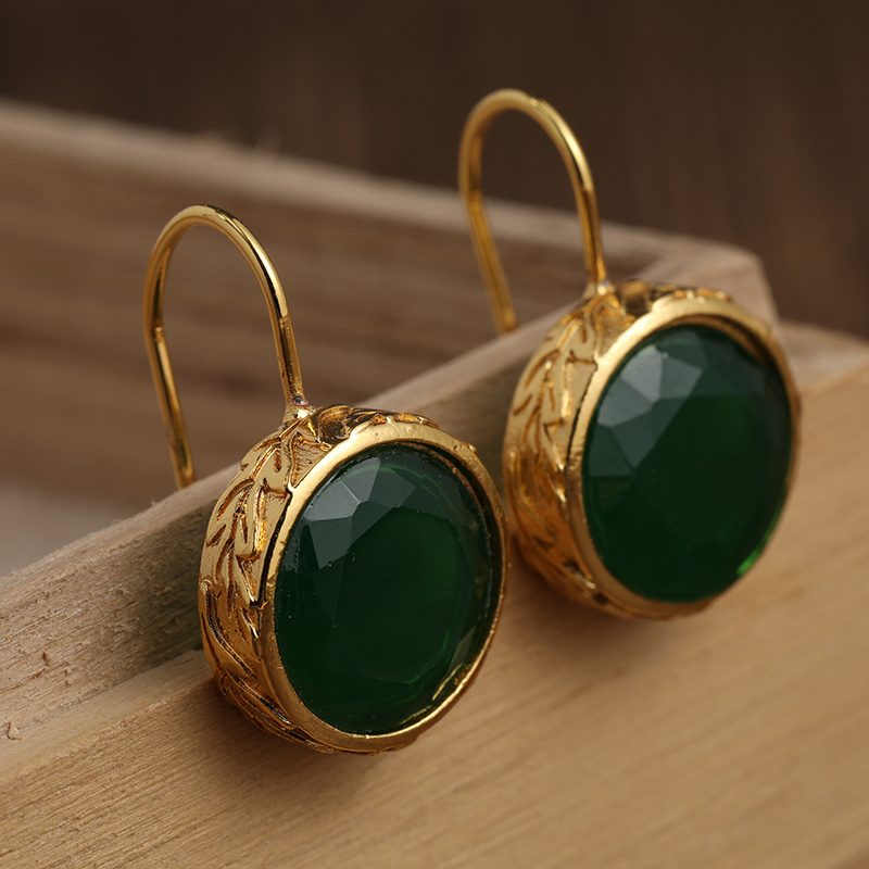 Trendy gouden oorbellen met groene steen, unieke oorbellen voor dames, eenvoudige oorbellen met steentjes voor dagelijks gebruik.