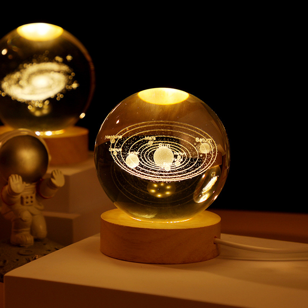 LED Kristall kugel Nachtlicht USB Aufladen 3D gravierte Mond Planet Galaxie Astronaut glühenden Kristall kugel Tisch lampe Geburtstags