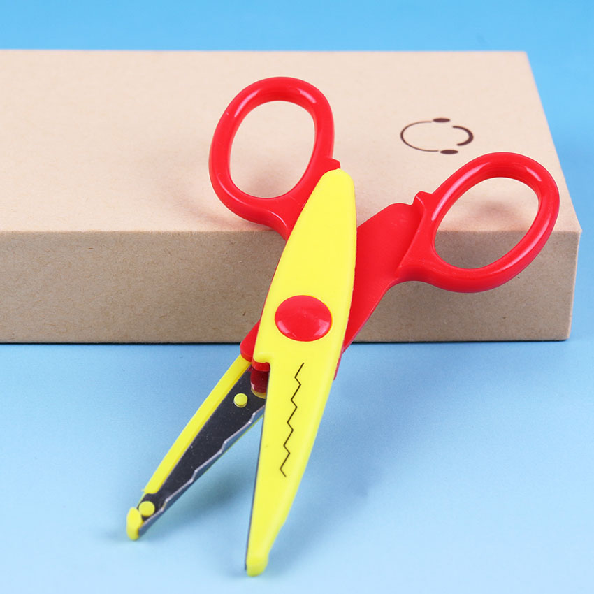 Tijeras de encaje de Metal y plástico para manualidades para niños, tijeras de colores para fotos y álbumes de recortes, decoración de diario de encaje de papel con 6 patrones, 1 ud.: 4