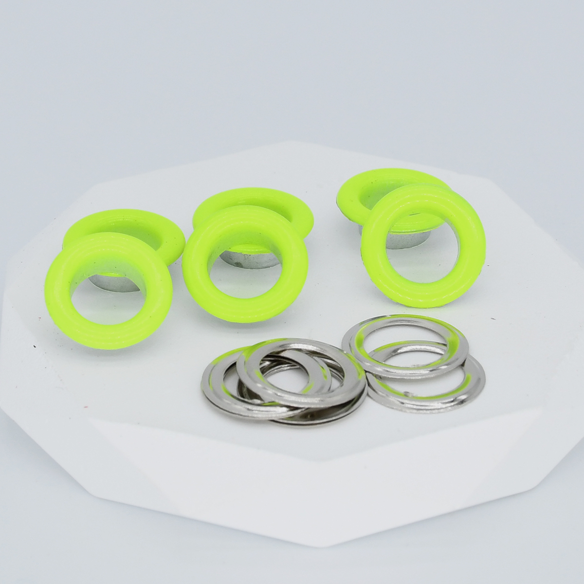 100 setzt 4,5 mm Ösen, Metallösen mit Unterlegscheibe für Kleidungsstück, Schuh, Gürtel, Hütte, Leder, Basteltasche, DIY-Reparaturteile, Zubehör: Langweilig