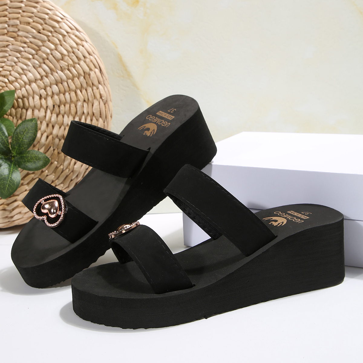 Zapatillas de cuña con parte inferior gruesa para mujer, sandalias de plataforma ligeras con decoración de corazón de verano 2025, zapatos de playa antideslizantes de talla grande 42