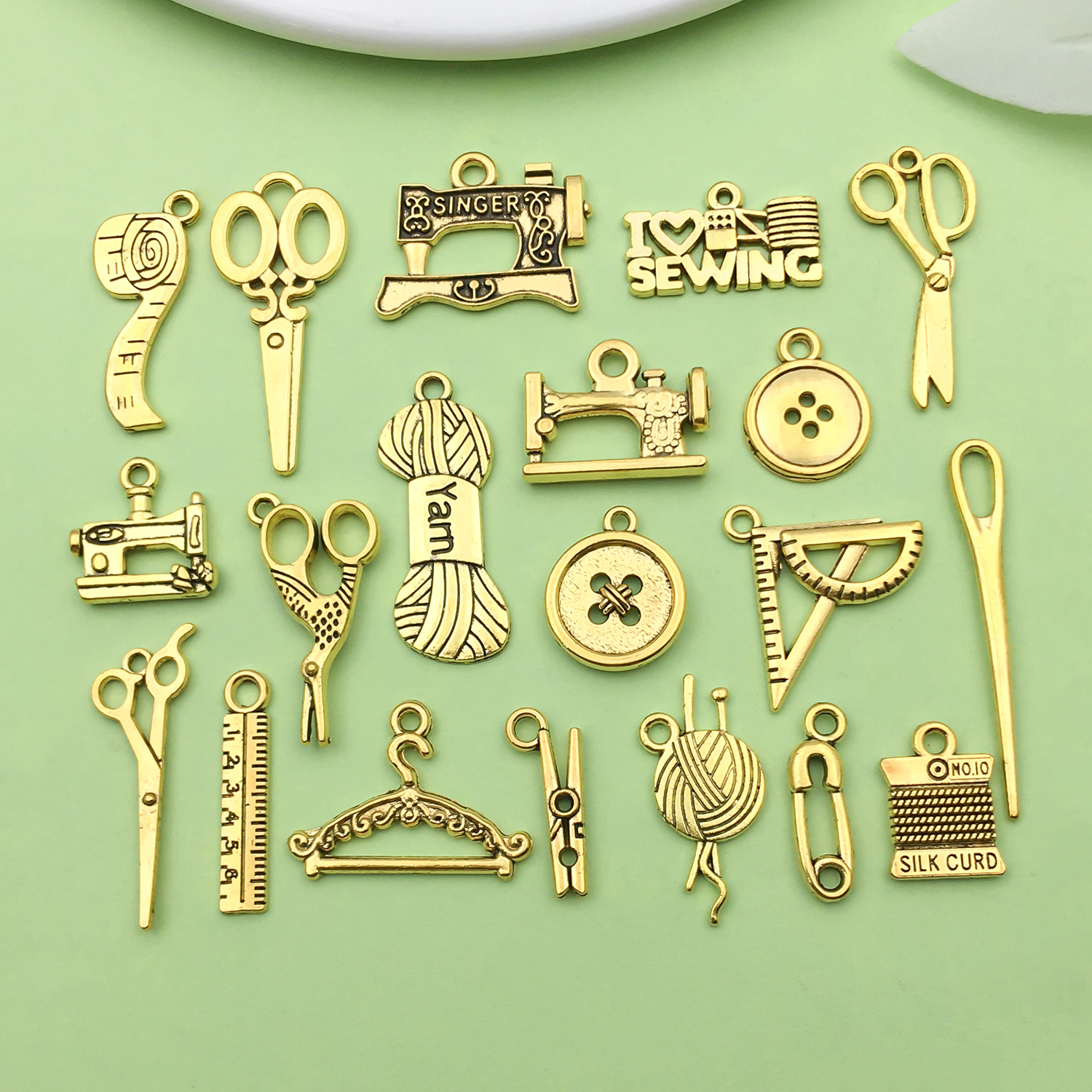 20/100 pièces outils de couture Vintage breloques ciseaux en alliage, boutons, Machine à coudre, pendentif de canette pour accessoires de fabrication de bijoux à bricoler soi-même: Couleur or jaune pâle