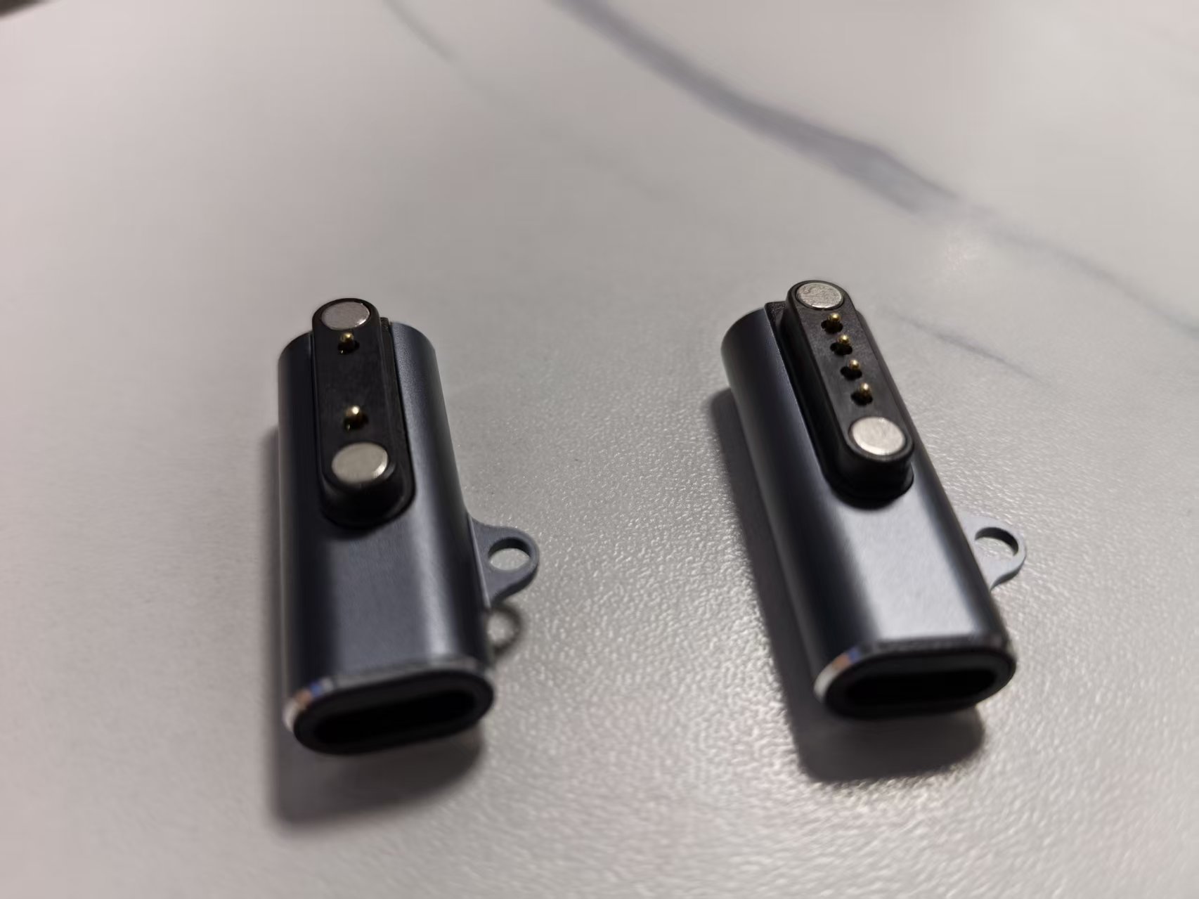 Magnetyczny adapter ładowania pogo-Szpilka, złącze żeńskie typu C na 2-pinowe/4-pinowe złącze 7,62 mm robić słuchawek przewodzących dźwięk przez kości w smartwatchu.
