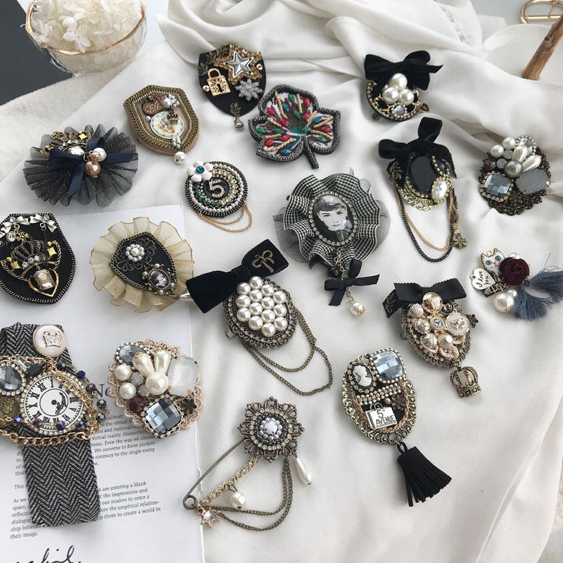 Beroemde Luxe Parel Broche Sieraden Bloemen Reversspeldjes 5 Parels Broches Boog Stof Sieraden Voor Vrouwen