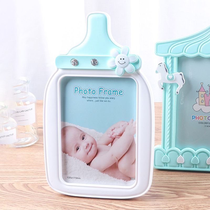 Baby cartoon flesvormige fotolijst voor een kind met een verjaardagsfoto
