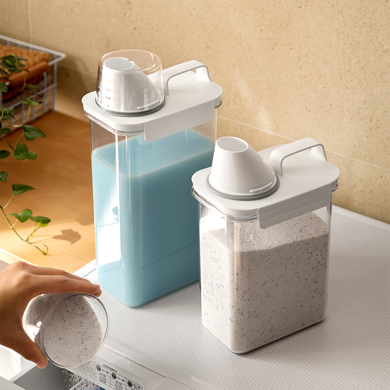 Förvaringslåda för hushållstvättmedel med måttbägare genomskinlig plastbehållare för tvättmedel med hällpip
