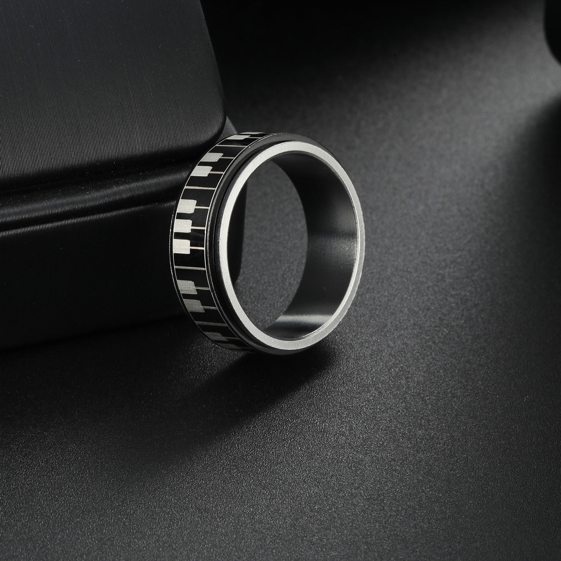 Porte-clés piano noir et blanc de 8 mm – Bijoux élégants pour hommes pour les amateurs de musique – Accessoire d'anniversaire unique