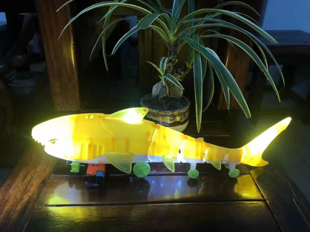 Elektrisk snor legetøj plast haj musik lys gå fyr fyr legetøj: Gul