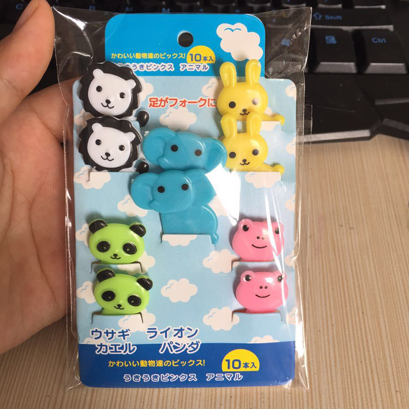 Set van 10 mini-voedselvorkjes met cartoon-groente-fruitvorkjes en prikkers in de vorm van een dierenboerderij voor op een feestje.