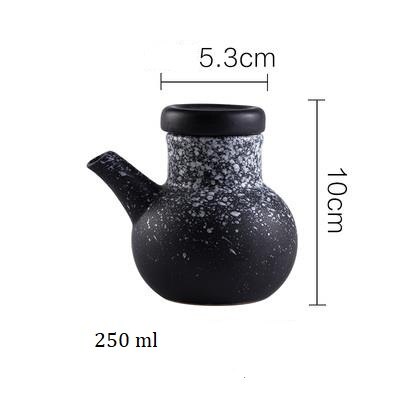 Japanese Style Ceramic Retro Black Soy Sauce Pot Small Vinegar Pot with Lid Sauce Jar Bottle Tableware: light yellow