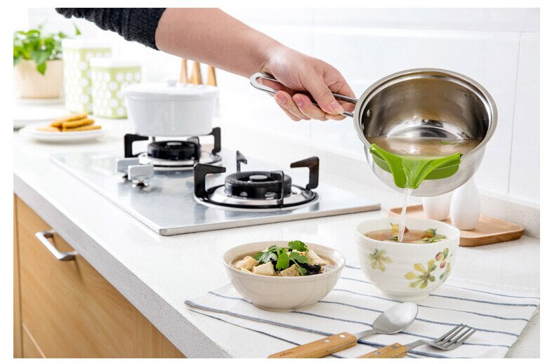 1PC Anti-spill Silicone Slip On Pour Soup Spout Funnel for Pots Pans and Bowls and Jars Kitchen Gadget Tool OK 0258