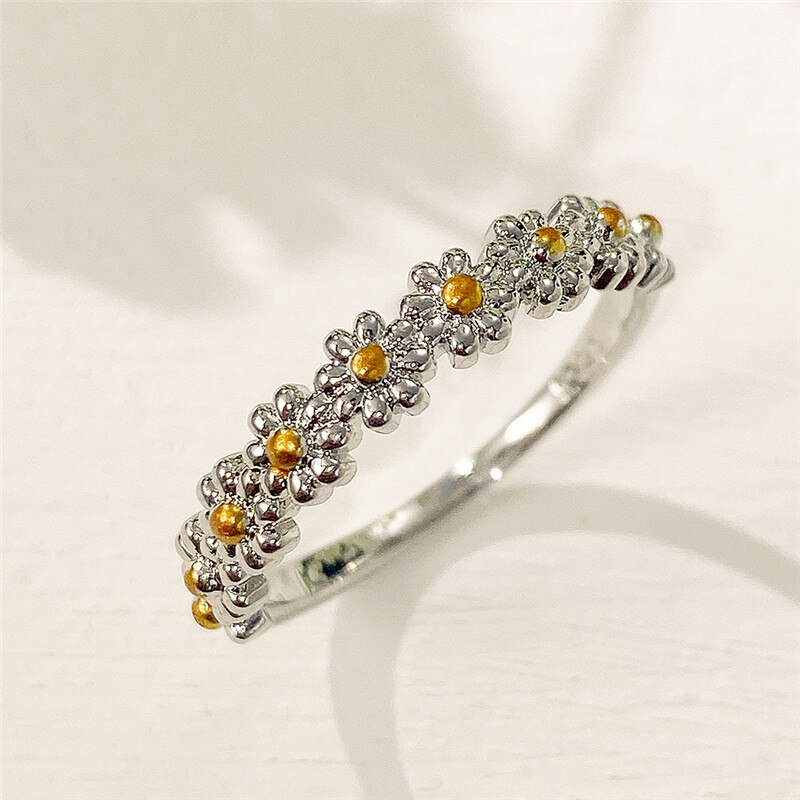Huitan Esthetische Little Daisy Ringen Voor Vrouwen Eenvoudige Stijlvolle Bridal Wedding Party Vinger Ring Delicate Liefde Mode-sieraden
