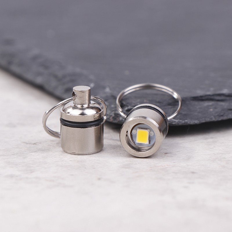 2 stk. mini ledet-lys nøkkelring opplyst nøkkelring anheng fargerik mini elektronisk lys nøkkelring lommelykt lampe nøkkelring