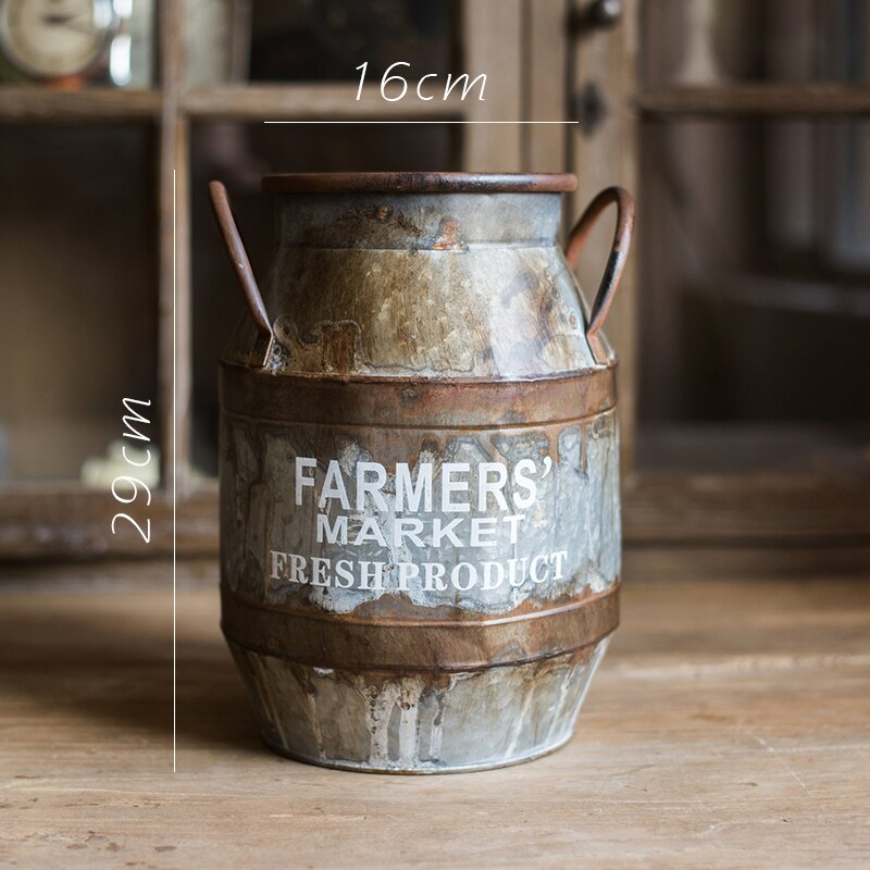 Handgemaakte vintage antieke grijze mini metalen bloemenkan: Bloemenemmer b