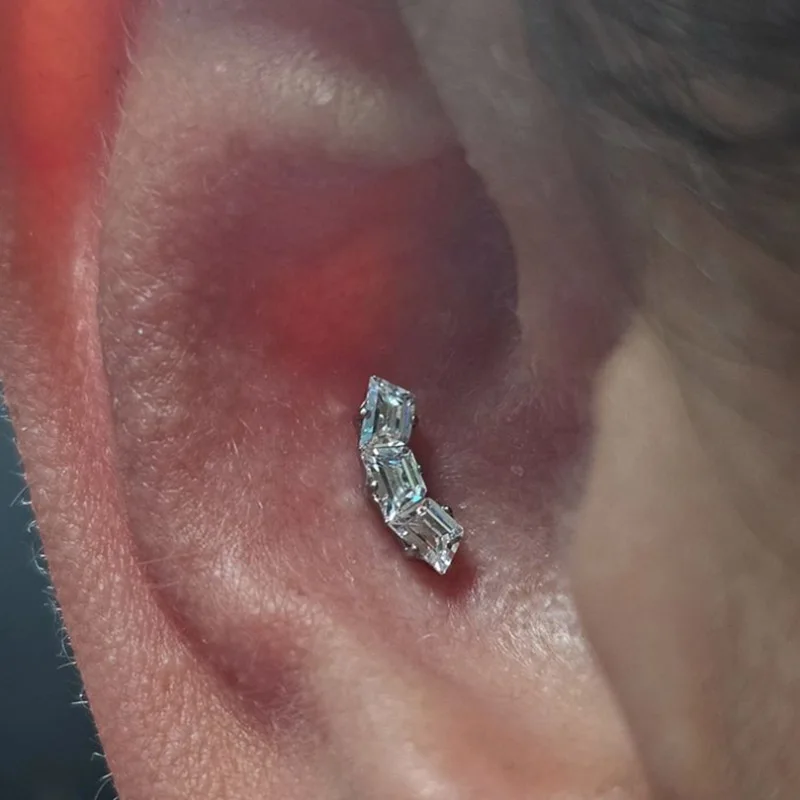 Orecchini a barra curva PIERC in titanio ASTM F136 con sfera e gioielli per piercing al corpo con labret filettato superiore pavimentato CZ