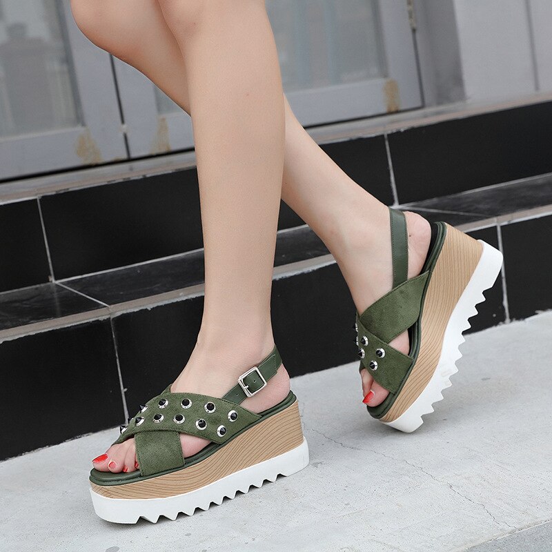 Open Teen Hoge Hak Wig Schoenen Dikke Bodem Muffin Sandalen Vrouwelijke Zomer Gesp Suède Klinknagel Sandalen Vrouwen Zomer Schoenen