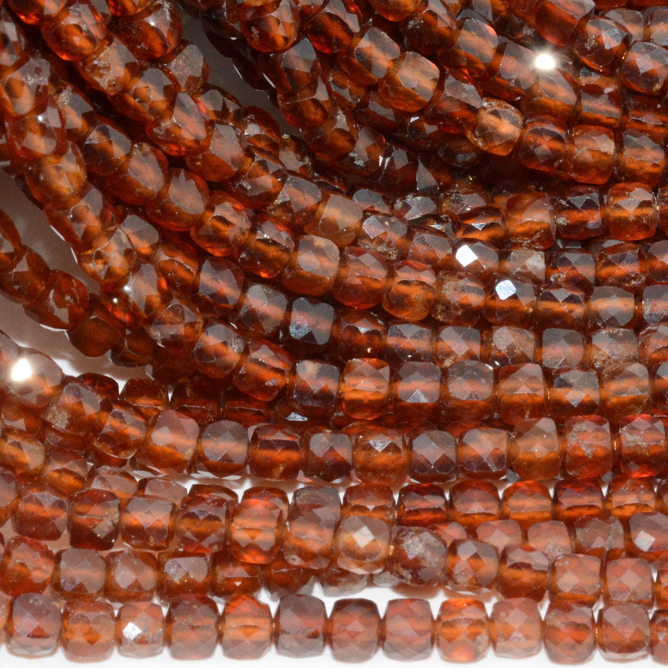 4.5mm natürliche, reine spessartin-granatperlen mit unregelmäßigem facettenschliff.