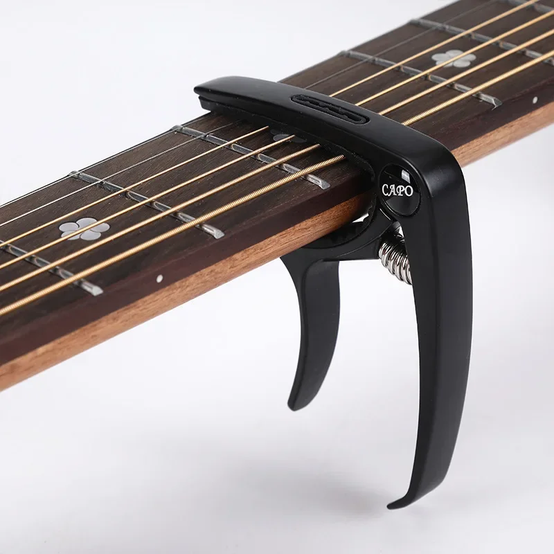 Ausgezeichneter Metall-Gitarren-Kapodaster, Einstellclip, Gitarren-Kapodaster für akustische E-Gitarren, Bass, Ukulele mit Plektrenhalter, 1 Stück: WHITE