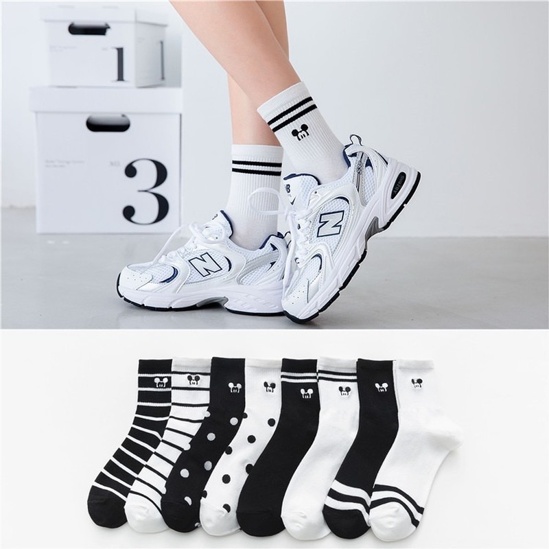 Jesienne i zimowe nowe bawełniane skarpetki studenckie, czarno-białe skarpety kreskówkowe myszy. Skarpetki damskie w paski Harajuku