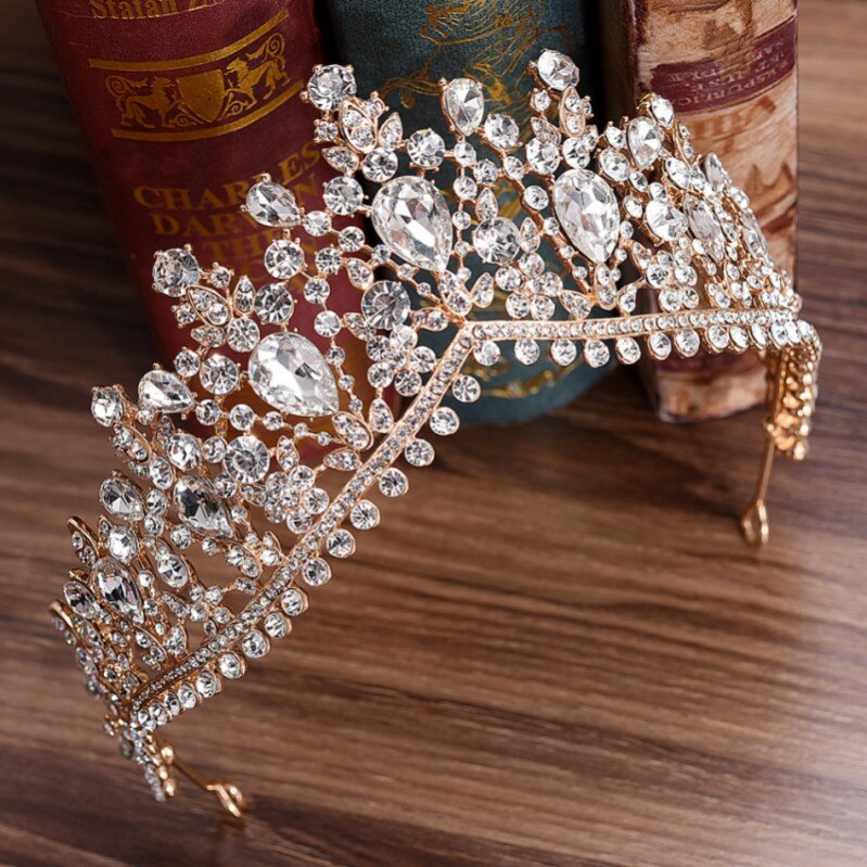 Luxe gouden rode strass bruids tiara's kroon vintage barok kristal diadeem voor bruiden hoofdbanden bruiloft haaraccessoires: Wit vasthouden