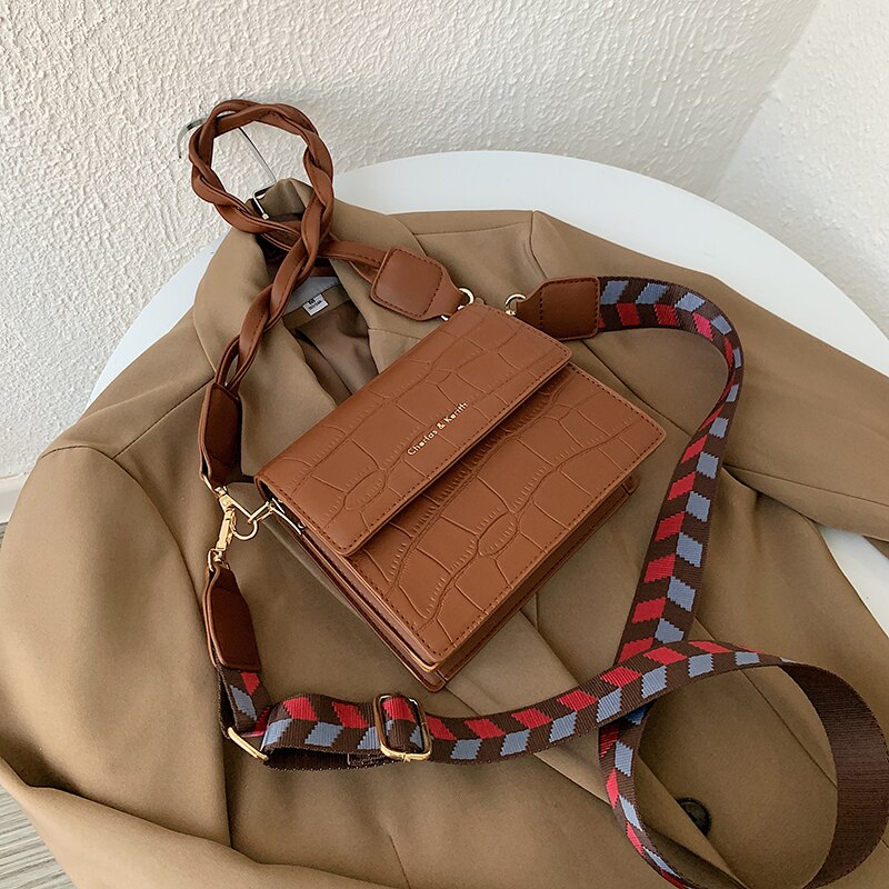 Moda tendência retro metal corrente ombro carteira novo couro mensageiro saco temperamento lazer ao ar livre multi-color bolsa de viagem: Coffee