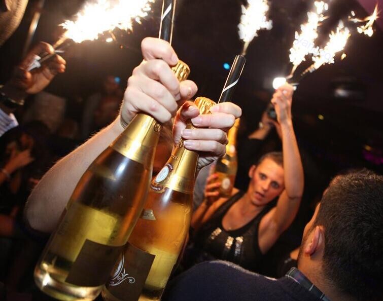 Samppanjapullo syntymäpäiväkynttilä tähtisadetikku ilotulitus turvallisuus jäälähde muoviklipsi yökerho kakkujuhlat hääbaarimestari