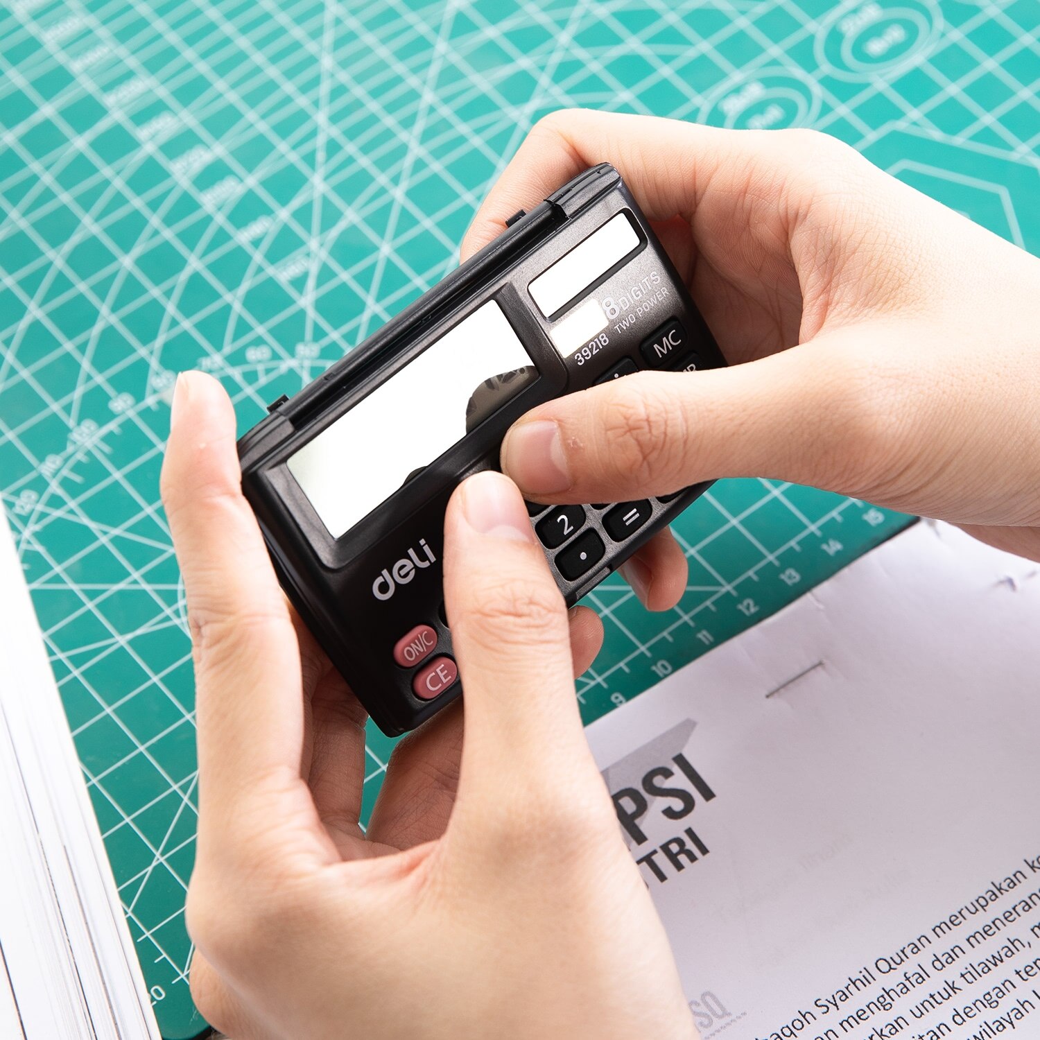 DELI Mini Calculator Portable Office Personal Use Pocket Calculators Handed 8 Digit Electornic School Office Accesories