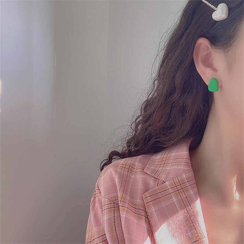 AOMU 2020 Nuovo S925 Semplice Geometrica Irregolare ciottoli Ovale Colorato Opaco Vernice spray in Metallo Semplice Orecchini Delle Viti Prigioniere per Le Donne