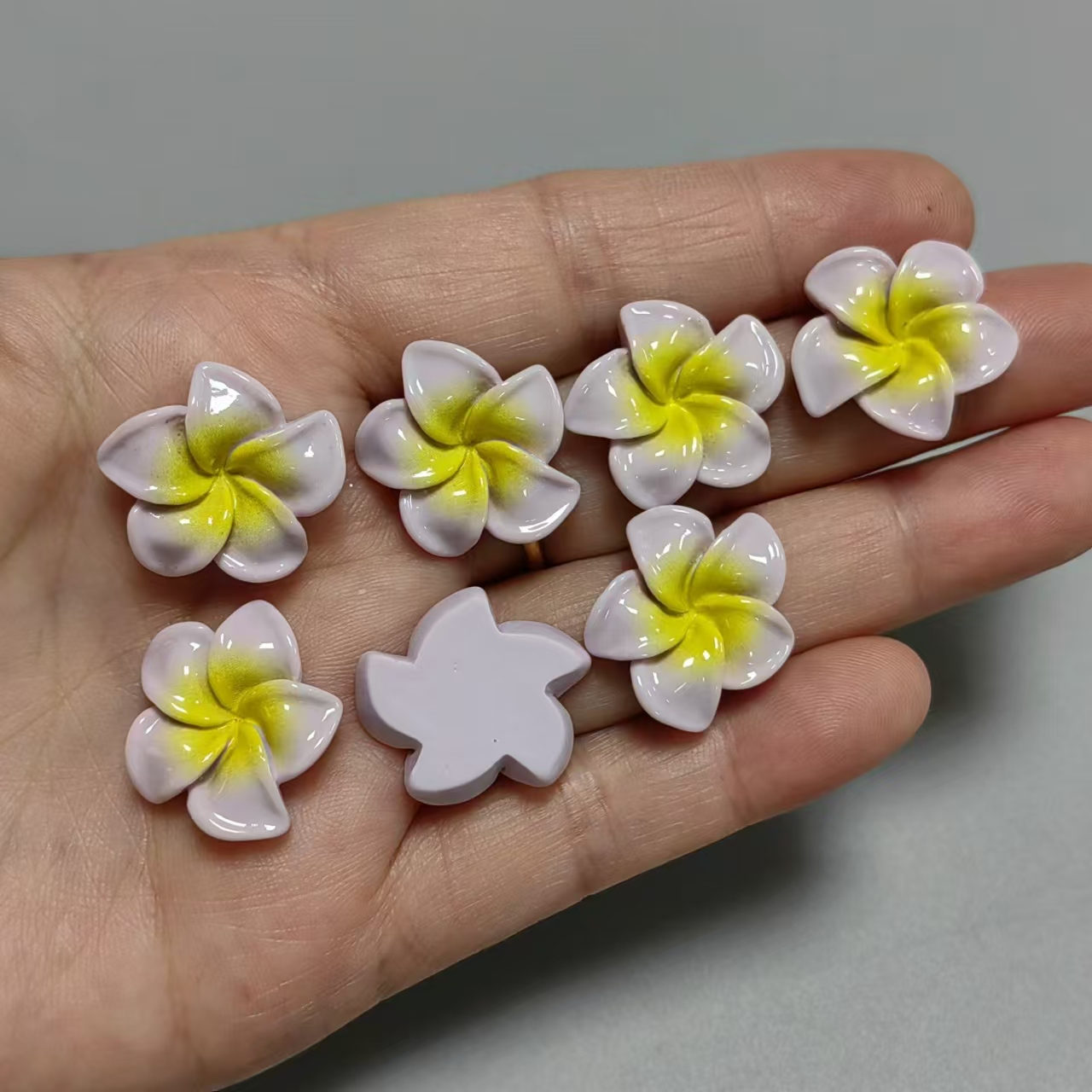 10 Uds. De resina fresca, flor colorida, accesorios de pegamento en crema DIY, hebilla de zapato hecha a mano, Clip para el pelo, decoración de funda de teléfono, dijes artesanales: Beige