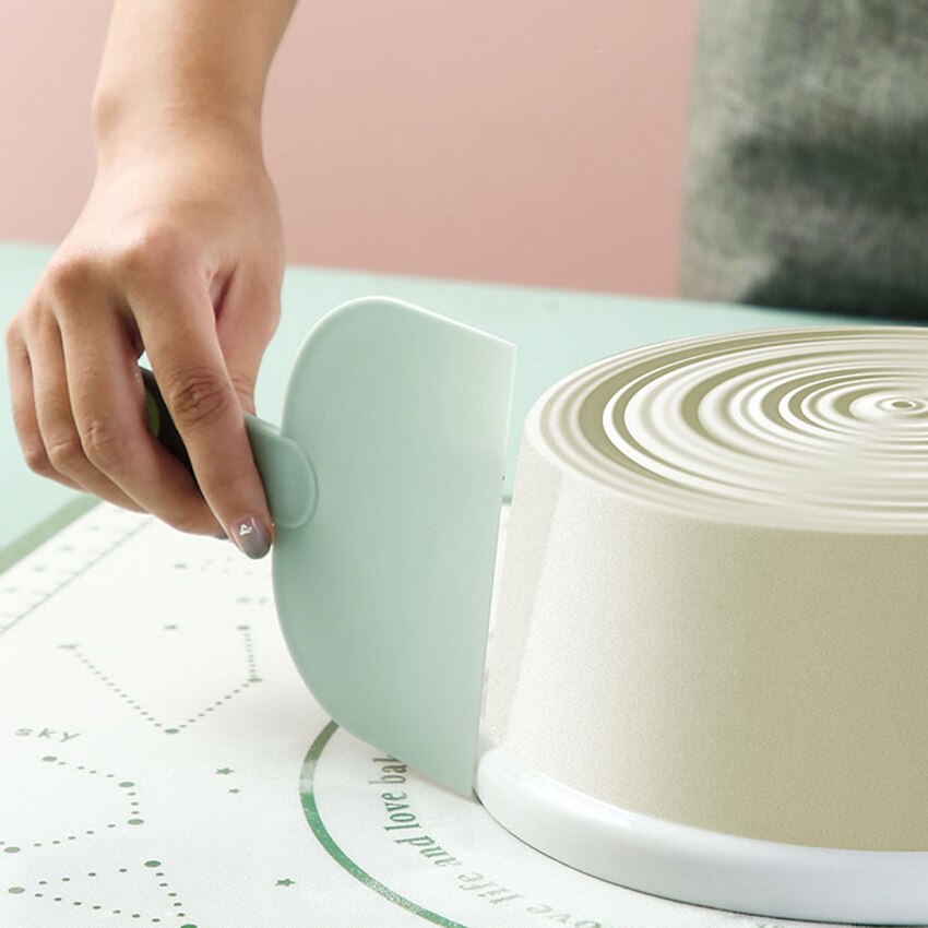 Plastic Dough Cutter Scraper with Scoop Handle, Food-safe Multipurpose Food Scrappers for Bread Dough Cake Fondant, 3 Colors