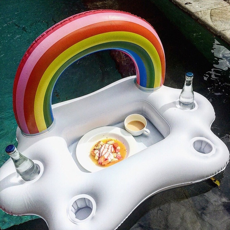 Sommer pool fest spand regnbue sky kop holder oppustelig pool flyde øl drikke køligere bord bar bakke strand svømning ring