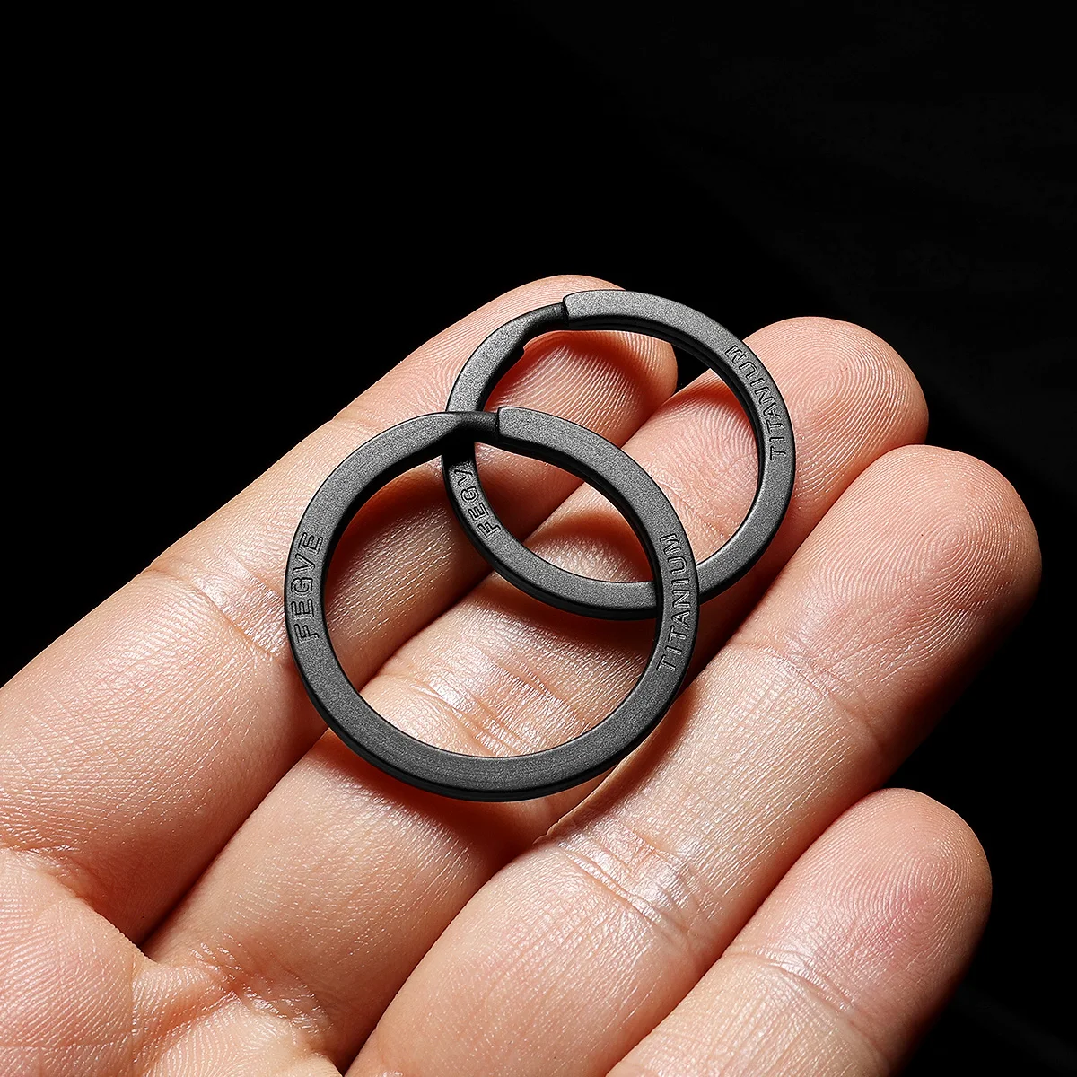 LLavero de titanio negro para hombre, llavero plano, soporte para anillos, hebilla de llavero de arco EDC ligera para accesorios, dispositivos al por mayor