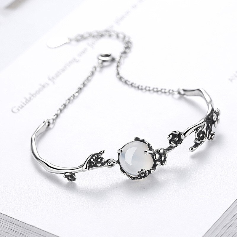 DAIWUJAN Chinesischen Stil 925 Sterling Silber Plum Armband Für Frauen Elegante Alte Thai Silber Mondlicht Weiß Karneol Schmuck