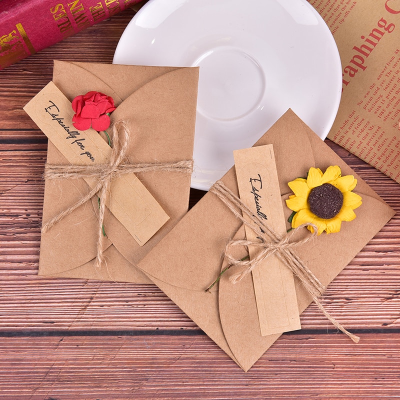 10 stuks retro diy kraftpapier uitnodigingsgroetkaart met envelop, handgemaakte enveloppen met gedroogde bloemen voor bruiloftsuitnodigingen