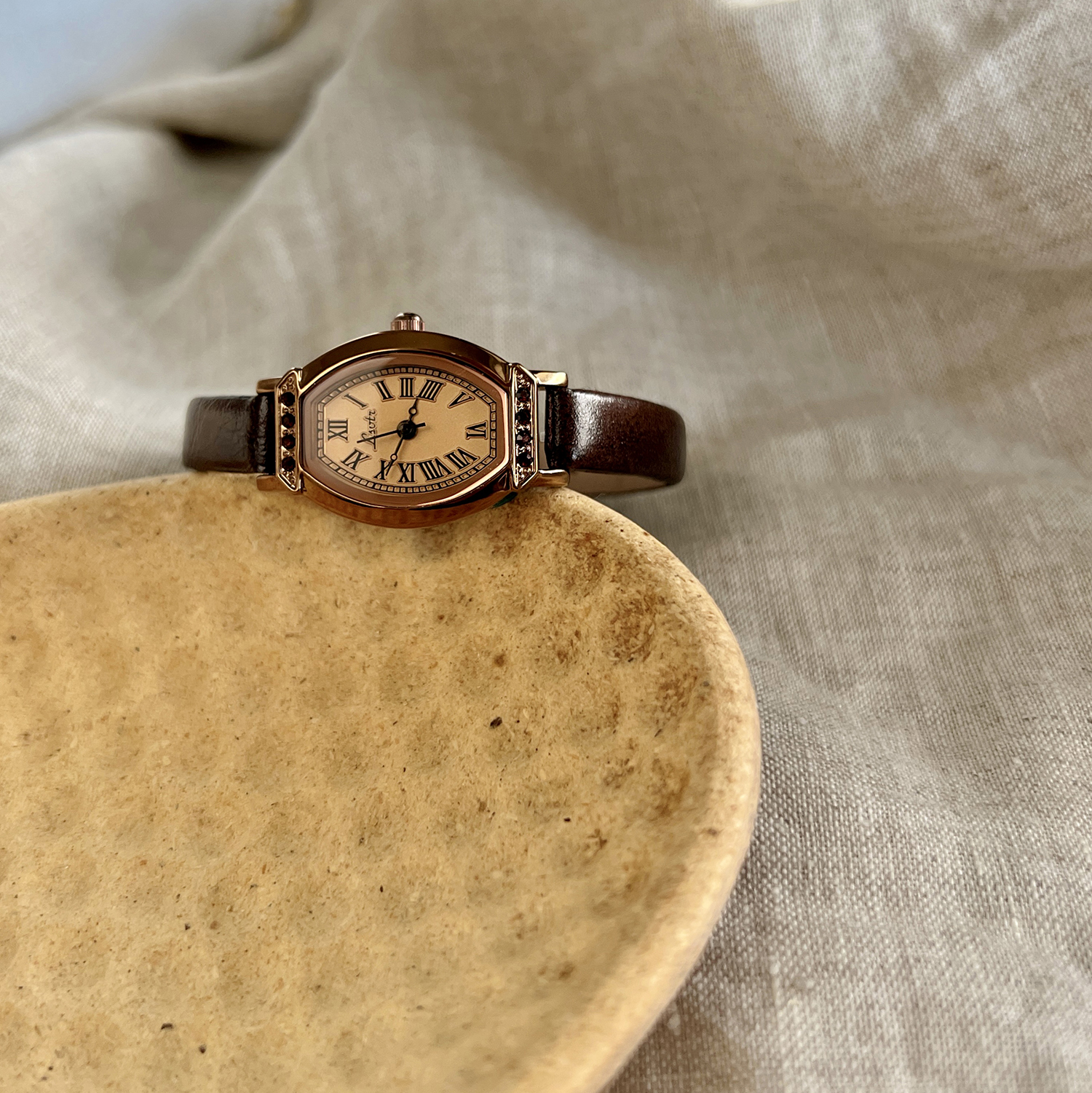 Reloj con correa de cuero marrón café para mujer, informal, Vintage, , esfera de reloj con forma de barril a la con decoración de diamantes de imitación, 1 ud.