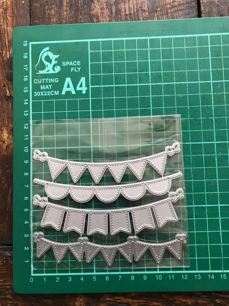 4 pièces bannières d'anniversaire matrices de découpe en métal bricolage Scrapbooking modèle pour Albums papier décor artisanat matrices artisanat cartes de voeux