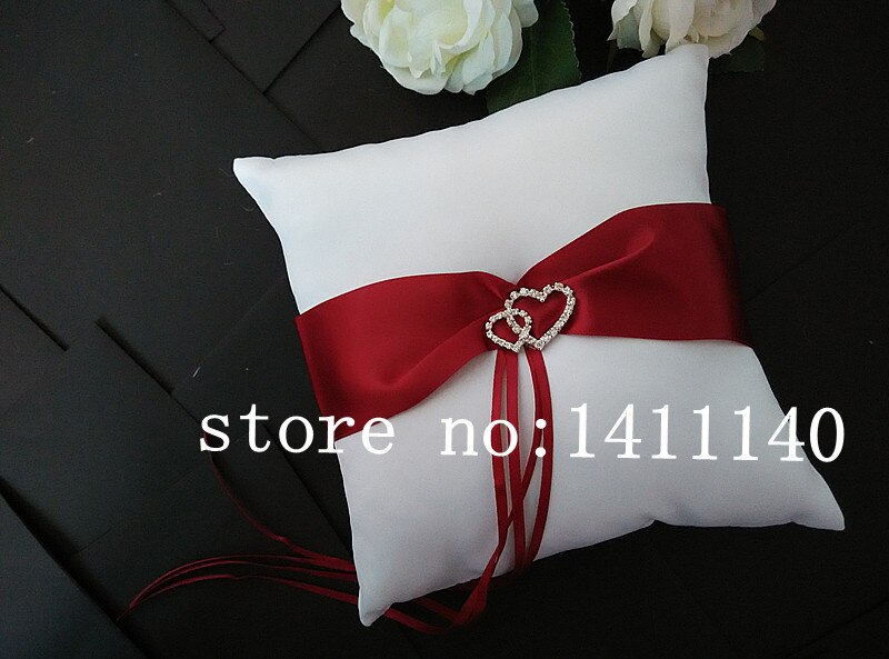 Dubbel diamant hjärta vigselring kudde dekorerad med rött band bröllop favörer