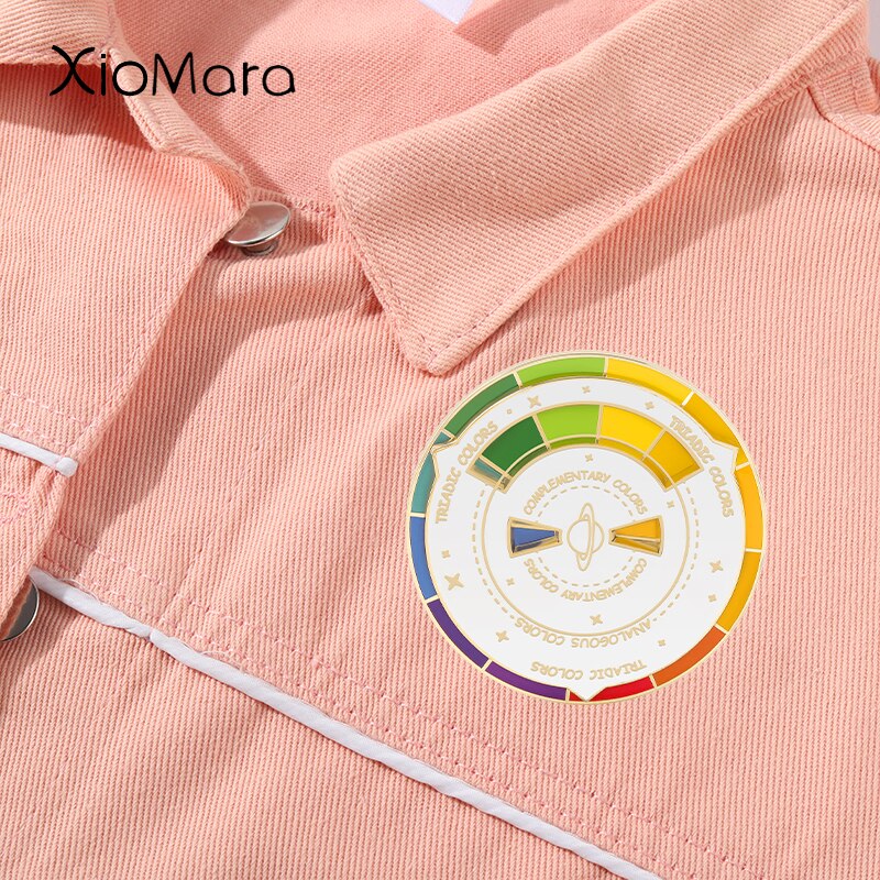 Drehbare emaille-Stifte in schwarz, weiß und mehrfarbig, auswahl ein broschen für damen, luxuriöse anstecknadeln, schmuckaccessoires aus metall