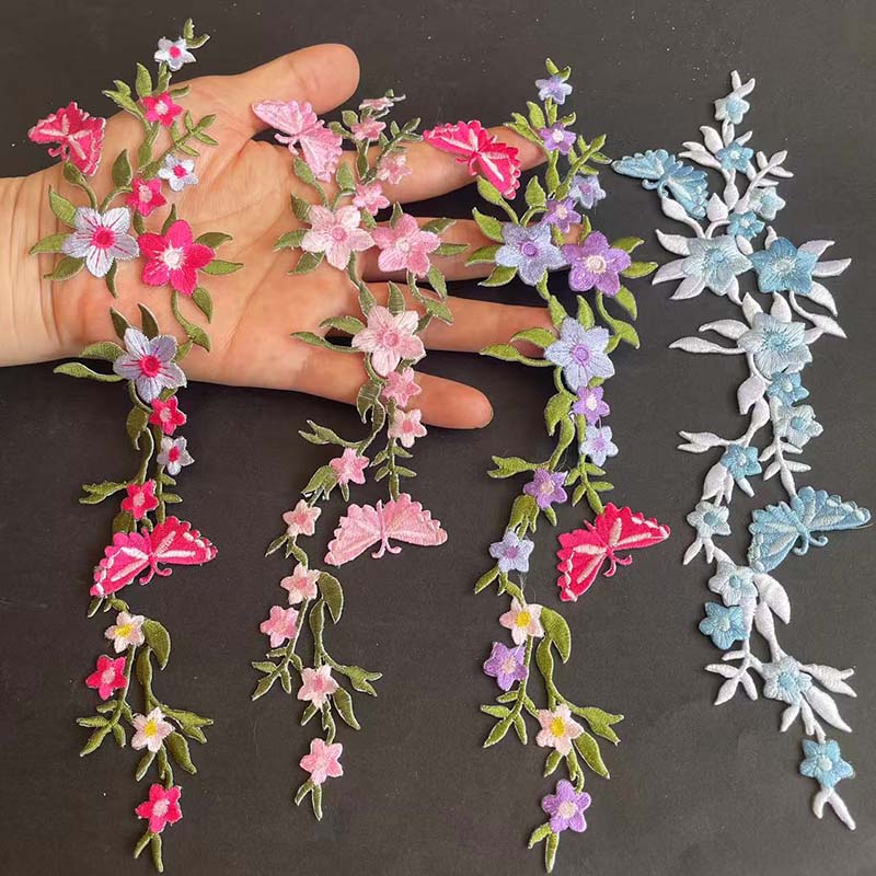 Delikat blomsterranke med sommerfugl klesklistremerke termokollant lapp, blomsterbrodert applikasjon strykelapper til klær