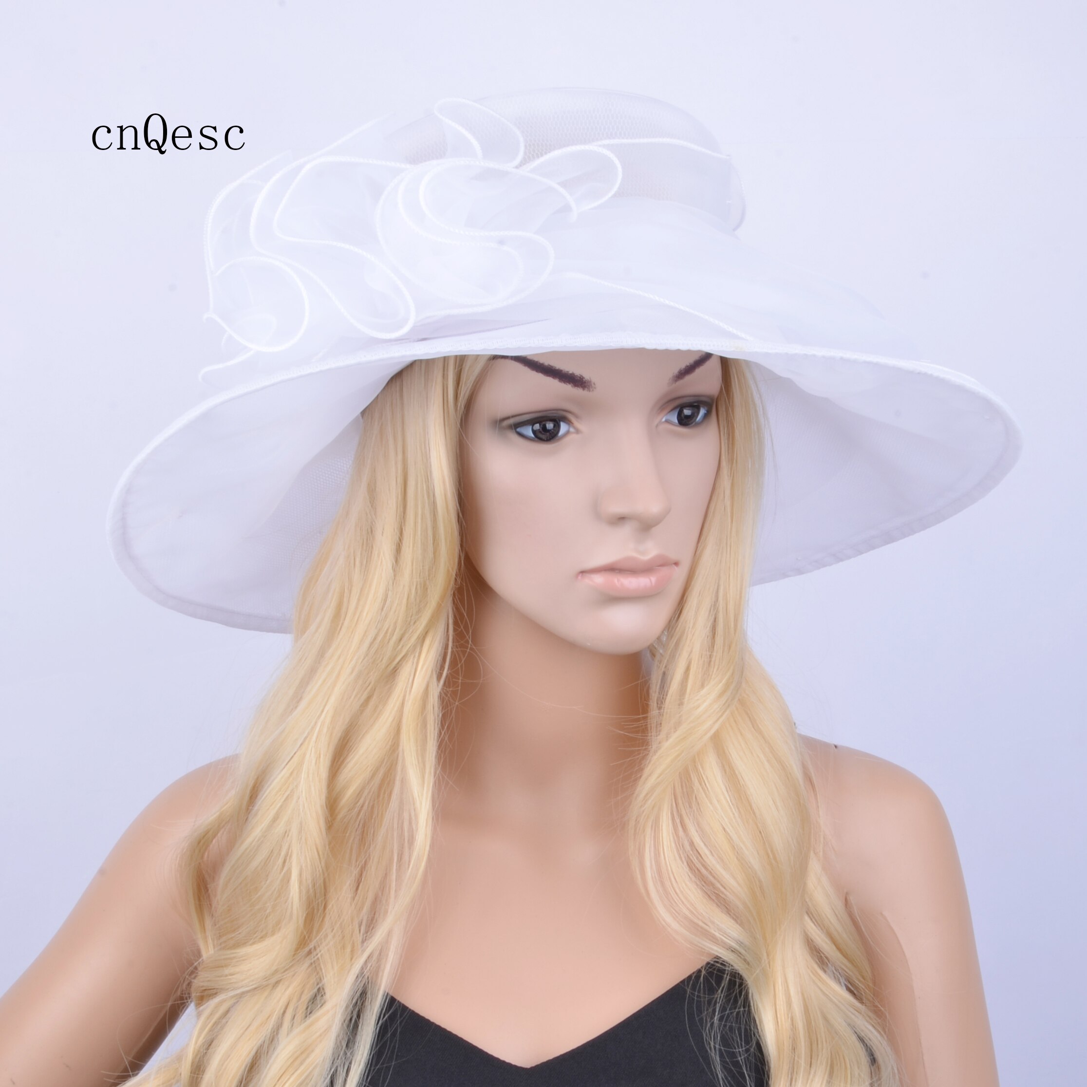 Beige organza hoed met grote rand, kerkhoed.